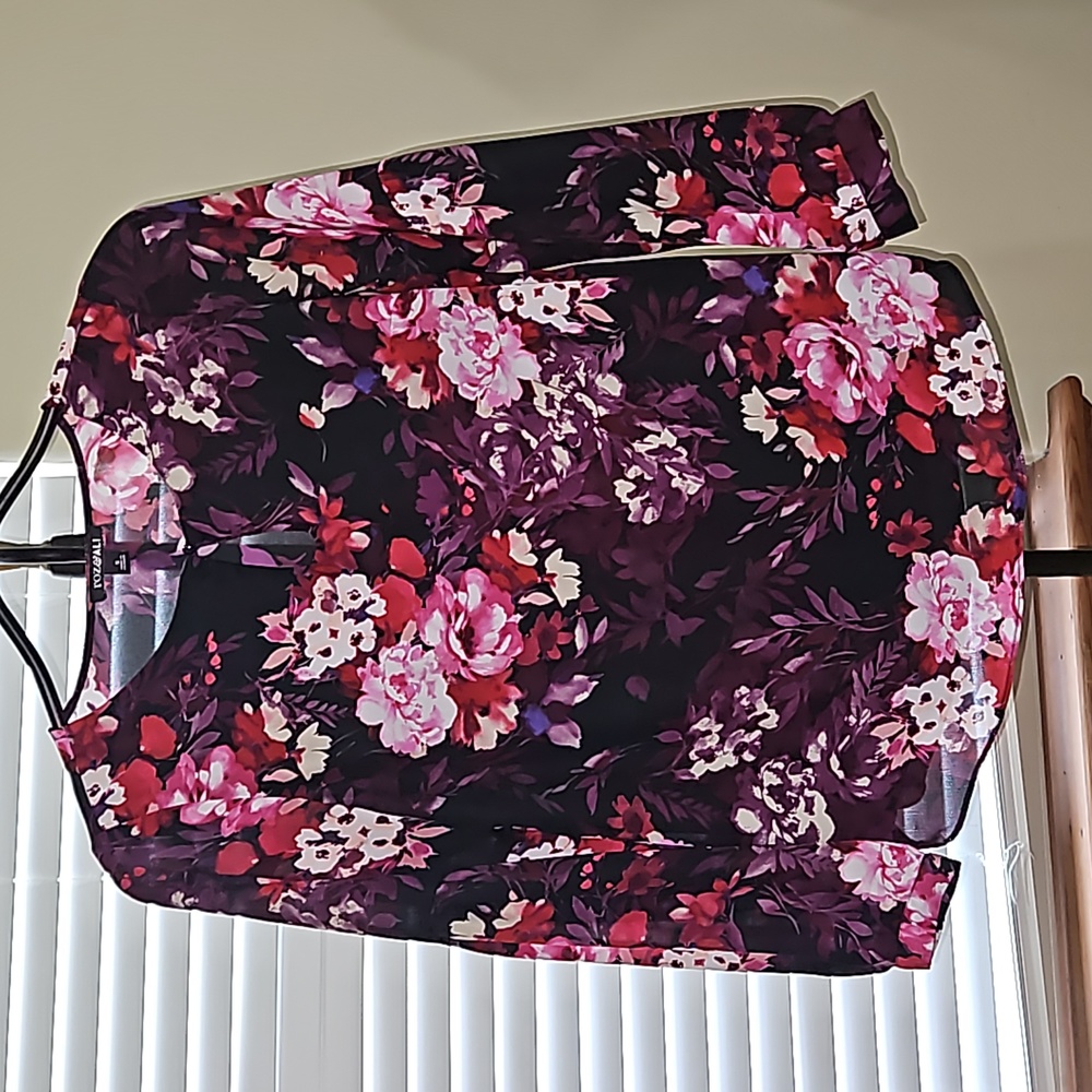 Beautiful Floral Pullover Top with Keyhole Neckline